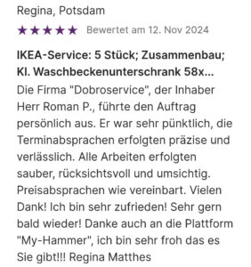 Möbelmontage durch ein Team in einer modernen Wohnraumumgebung