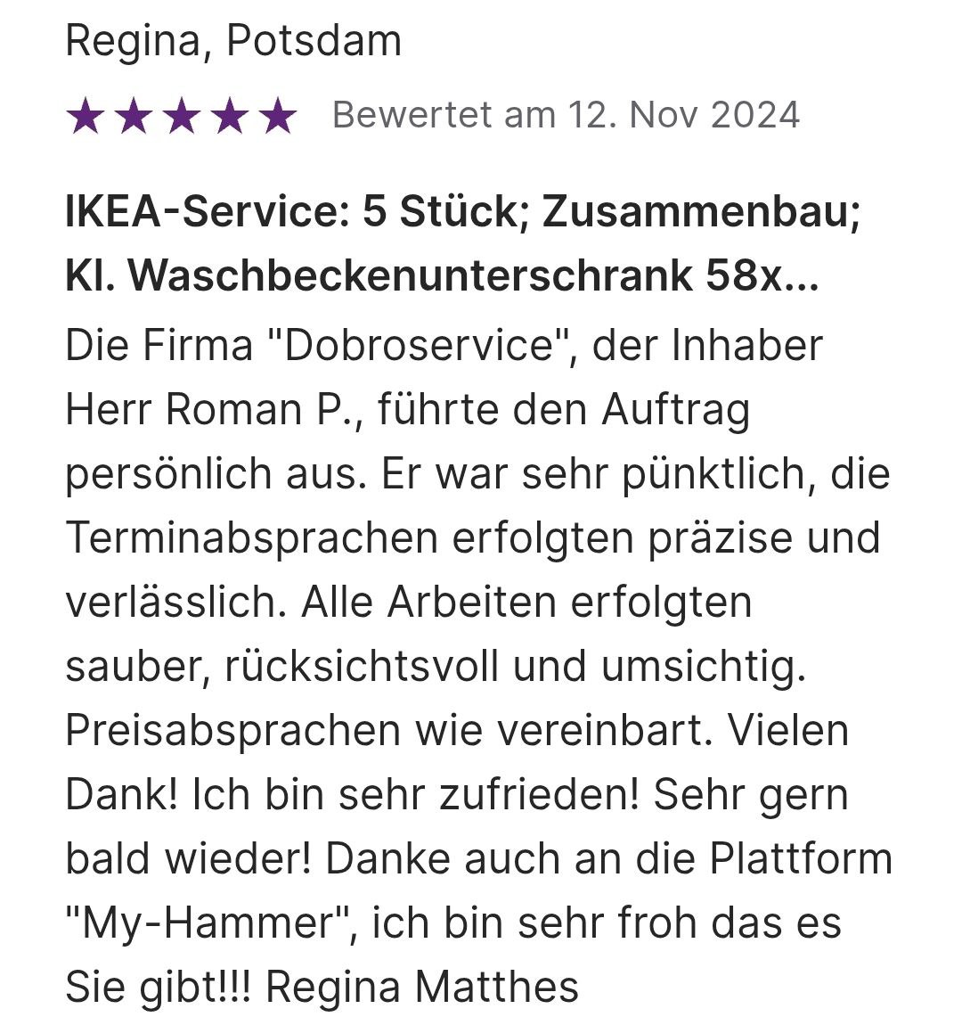 Möbelmontage durch ein Team in einer modernen Wohnraumumgebung