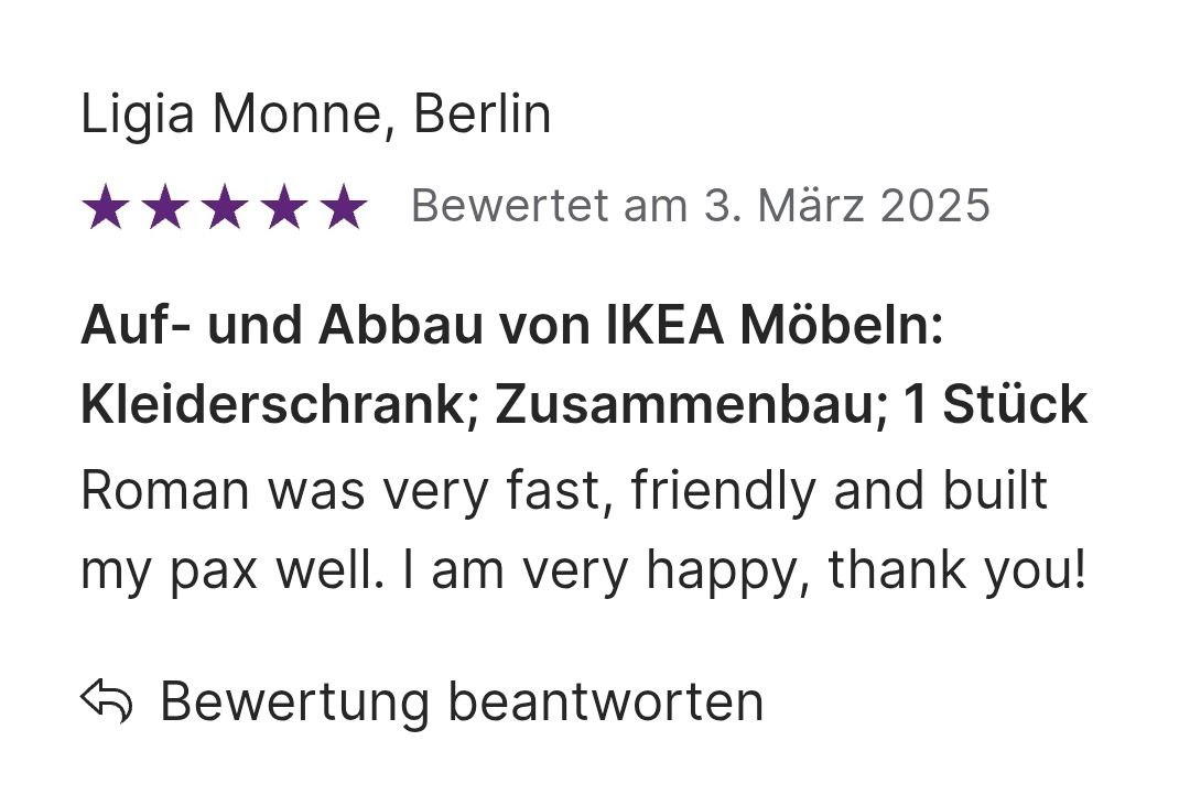 Ein Monteur baut Möbel sorgfältig in einer Wohnung zusammen.