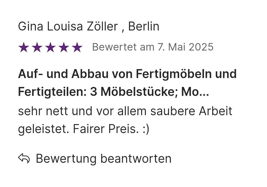 Möbelmontage in einem Wohnraum mit präziser handwerklicher Ausführung