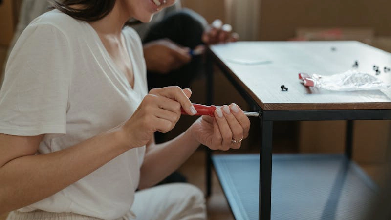 Professioneller ikea montage service beim Aufbau eines großen Kleiderschranks in einer Wohnung