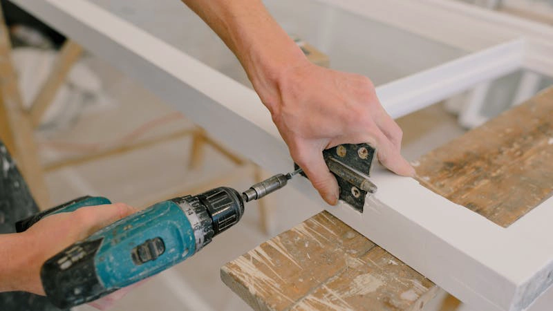 Vorbereiteter Wohnraum für einen ikea montage service mit freier Fläche und bereitliegenden Möbelpaketen