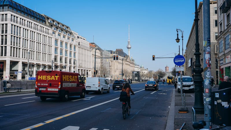 Team für Möbelmontage und Transport Berlin beim Aufbau in einer Wohnung