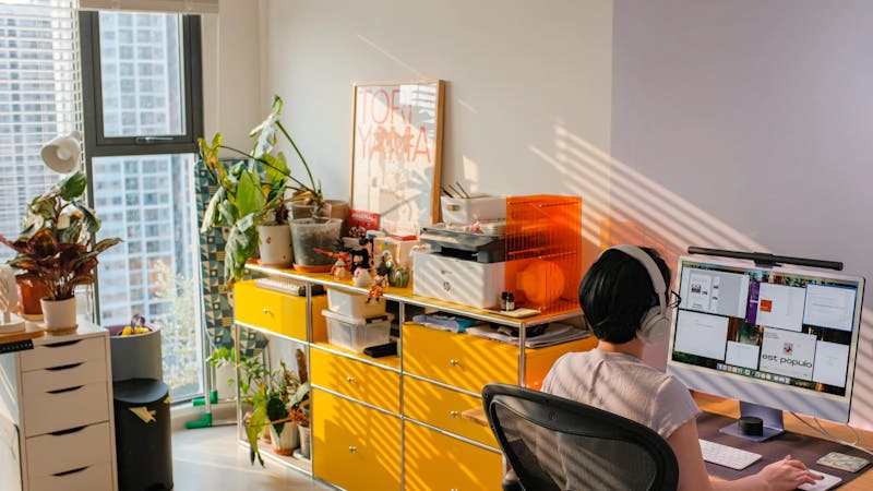 Vorbereiteter Arbeitsplatz in Berliner Wohnung für das schreibtisch montieren lassen