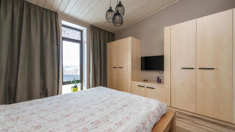 Aufgebauter Kleiderschrank nach Möbeltransport mit Montage im Schlafzimmer
