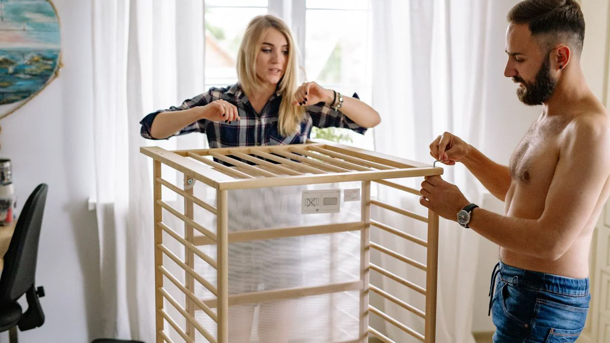 Schlafzimmer mit Bett, Schrank und Regalen während der Möbelmontage