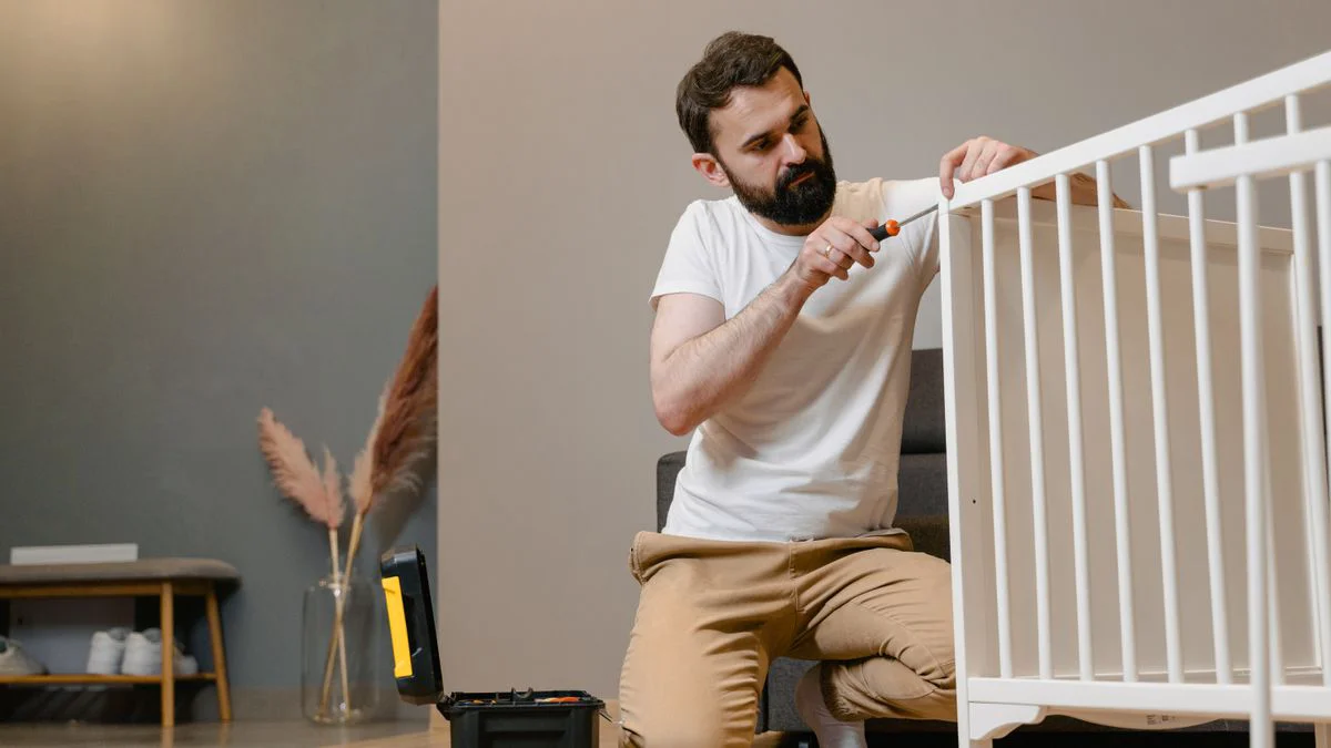 Monteure richten Bett und Kleiderschrank in einem Schlafzimmer aus